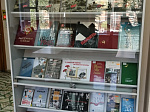 В преддверии Дня Победы в коворкинг-центре Научной библиотеки БГМУ открылась книжная выставка «Сквозь года звенит Победа».