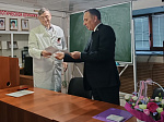 Вручение председателем рескома здравоохранения Халфиным Р.М. сертификата Ляле Фанисовне для сотрудников Ксп.